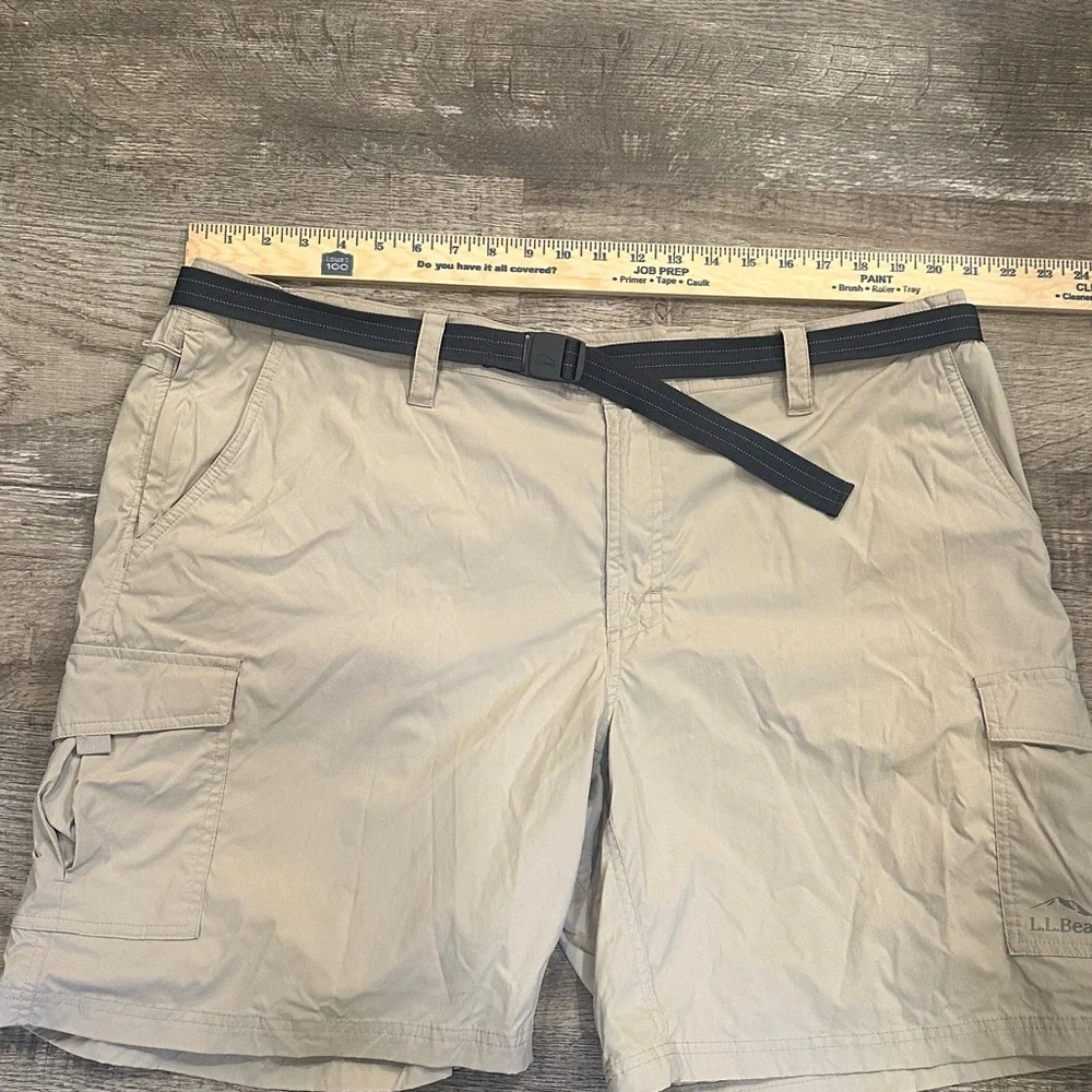L.L. Bean Men's 2XL Beige Cargo Shorts with Belt‎